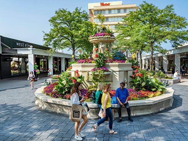 Fountain and storefronts at Westfield Old Orchard shopping center, Skokie, Illinois