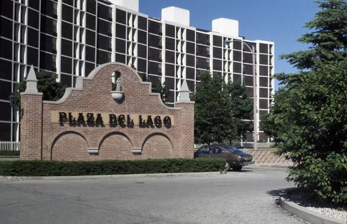 Plaza del Lago shopping center sign on Sheridan Road, Wilmette, Illinois