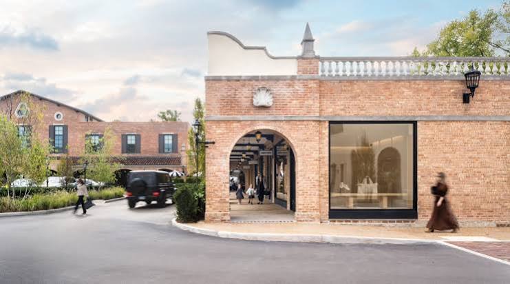 Brick archway and storefronts at an outdoor shopping center, Wilmette, Illinois