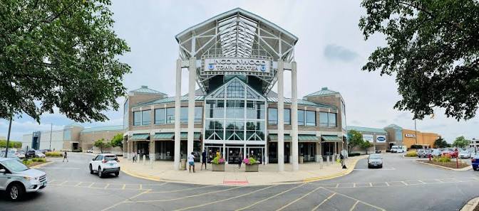 Main entrance of Lincolnwood Town Center mall in Lincolnwood, Illinois